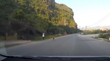 Để mặc con chạy sang đường, bà mẹ suýt ôm hận cả đời