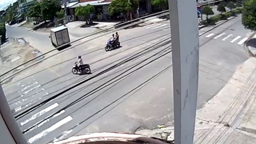 Xe máy đâm nhau ở ngã tư - Lỗi tại ai?