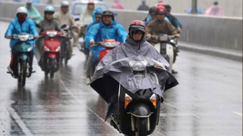 5 lưu ý để mặc áo mưa an toàn, đúng cách