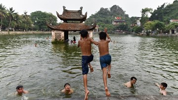Trẻ em Hà Nội tắm giải nhiệt ở ao làng nghìn năm