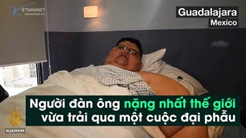 Người đàn ông nặng nhất thế giới phẫu thuật liên tục để giảm cân