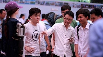 Sinh viên Bách khoa chế tạo robot như người thật