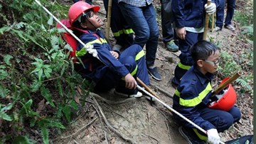 Trẻ bật khóc khi vượt qua trải nghiệm sinh tồn trong rừng rậm