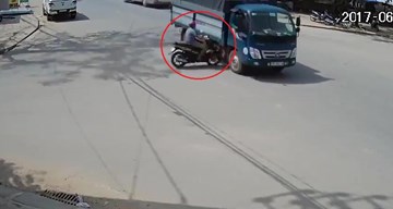 Xe máy phóng như điên, lao thẳng xe tải