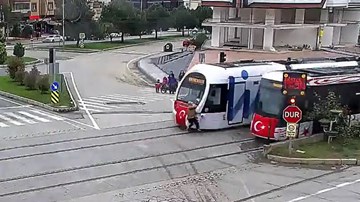 Cô gái trả giá đắt vì mải nghe điện thoại khi băng qua đường tàu