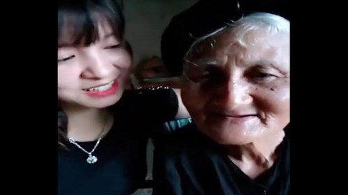 Cháu gái lém lỉnh 'rủ' bà tâm sự về tình yêu khiến mọi người thích thú