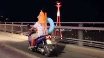 Thót tim bố chở con bằng xe máy ‘làm xiếc’ trên cầu Bãi Cháy