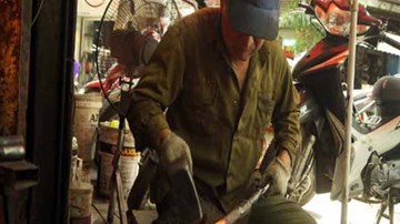 Quá nể: Thợ rèn phố cổ thản nhiên đe búa bên lò lửa ngày siêu nóng