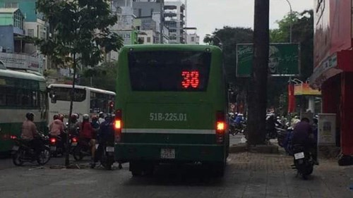 Xe buýt thản nhiên leo lên vỉa hè ở trung tâm TP.HCM