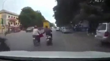 Phụ nữ chú ý cách treo túi trên xe để tránh tình huống nguy hiểm này