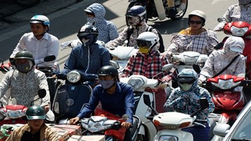 Người Hà Nội mệt nhoài giữa nắng nóng như chảo lửa