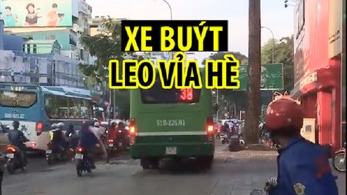 Tài xế lái xe buýt leo vỉa hè ở Sài Gòn