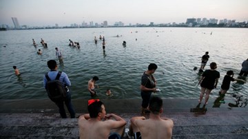 Nắng nóng ngộp thở, người dân Hà Nội đổ xô đi tắm Hồ Tây