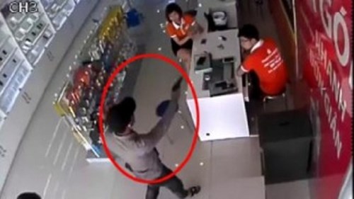 Thực hư clip cô gái làm móng đuổi tên cướp cầm súng 'chạy mất dép'