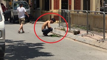 Xôn xao clip người đàn ông xông hơi giữa trời nắng nóng ở Hà Nội