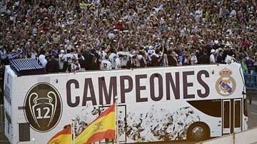 Màn rước cúp hoành tráng của dàn sao Real Madrid
