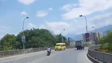 Xe máy lấn làn tông xe khách trên cầu, đôi nam nữ thương vong