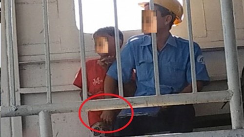 Để bán vé số bé trai 'đắng lòng' cho nhân viên bến phà sàm sỡ