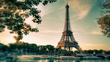 Trải nghiệm cảm giác mạnh với trò đu dây Zipline từ Tháp Eiffel