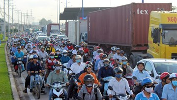 Tài xế cột võng nằm ngủ chờ hết kẹt xe ở Sài Gòn