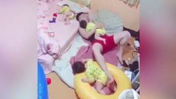 Ông bố một mình ru ba con ngủ khiến dân mạng phát sốt