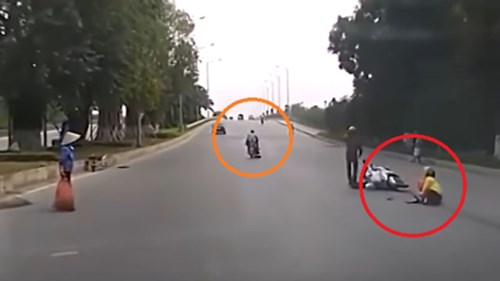 Bị cướp túi xách, mẹ vẫn ôm chặt con khi văng xuống đường