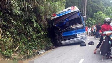 Ô tô chở học sinh du lịch ở Vĩnh Phúc đâm vách núi, nhiều thương vong