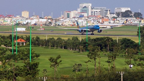 Cận cảnh sân golf sát đường băng Tân Sơn Nhất