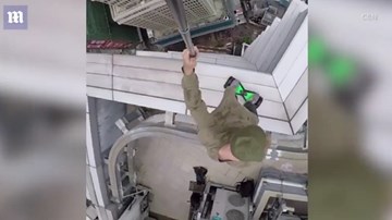 Vừa selfie vừa đi xe điện trên mép nóc nhà chọc trời ở Hong Kong