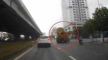 Xe máy hút chết trước mũi xe bồn trên phố Hà Nội