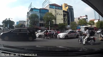 Hành động trả đũa của người đàn ông sau khi vượt đèn đỏ