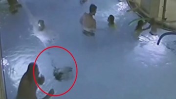 Bé trai 5 tuổi vùng vẫy xin cứu giữa bể bơi đông người nhưng không ai biết