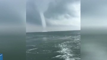 Vòi rồng khổng lồ đáng sợ như tận thế xuất hiện trên biển