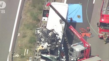 Ô tô con bay lên không trung, văng thẳng vào đầu xe khách