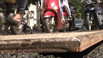 TP HCM: Đào rồi lấp, đường phố như đường làng