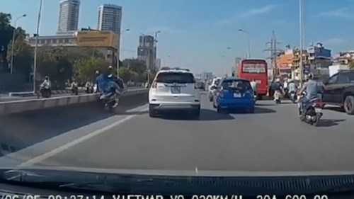 Va chạm với ô tô, nam thanh niên bay qua dải phân cách