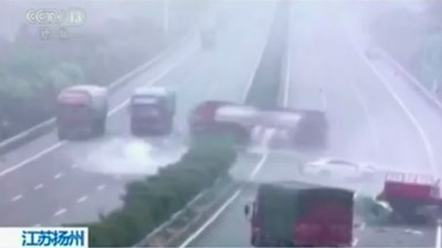 Tông xe liên hoàn trên cao tốc Trung Quốc vì đường trơn