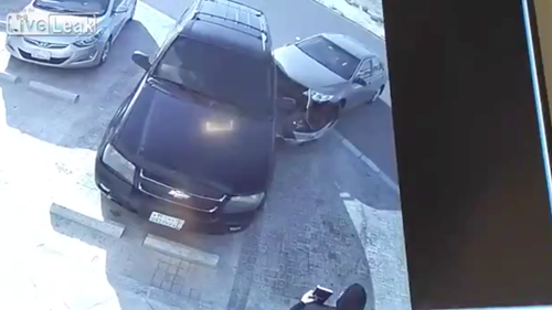 Lái non, Toyota vỡ đầu xe vì va chạm với Chevrolet