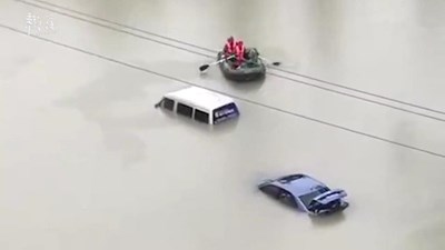 Trung Quốc: Ô tô ngập đến nóc, cá bơi tung tăng trên đường lụt