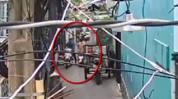 Thanh niên táo tợn chạy xe máy giật dây chuyền ngay trong ngõ hẹp