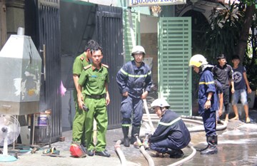 Cháy tòa nhà 5 tầng ở Sài Gòn, nhiều người tháo chạy