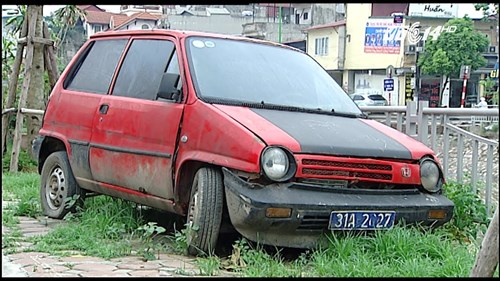 Hà Nội: Xe biển xanh bị bỏ hoang ven đường như sắt vụn