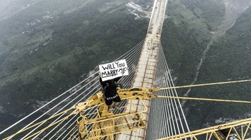 Chàng trai cầu hôn bạn gái tại cây cầu cao nhất thế giới