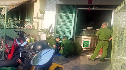 Chém chủ tiệm, cướp vàng giữa phố đông