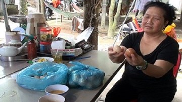 Thực hư trứng gà rán dai như nhựa, đốt cháy đen ở Hậu Giang