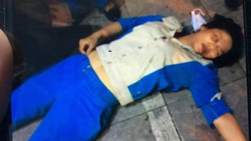 Bị nhắc vì đổ rác bừa bãi, 2 vợ chồng đánh nữ lao công bất tỉnh