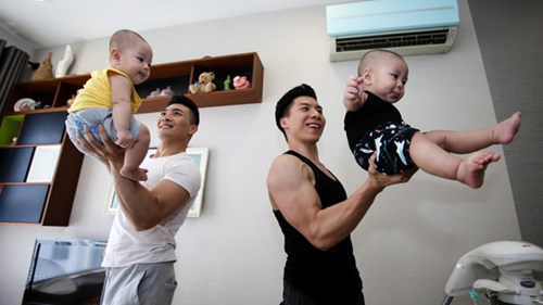 Quốc Cơ, Quốc Nghiệp tập xiếc cho con trai từ 2 tháng tuổi