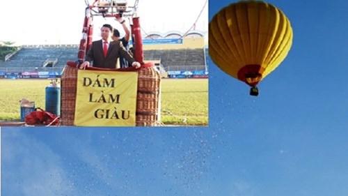 Rải tiền từ khinh khí cầu để ra mắt sách dạy làm giàu