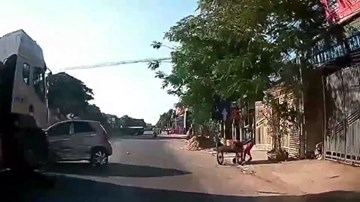 Đi cắt mặt xe công-ten-nơ, KIA Morning lĩnh đủ