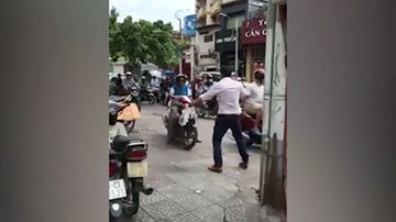 Ông Tây hò hét, chặn xe máy leo vỉa hè Sài Gòn